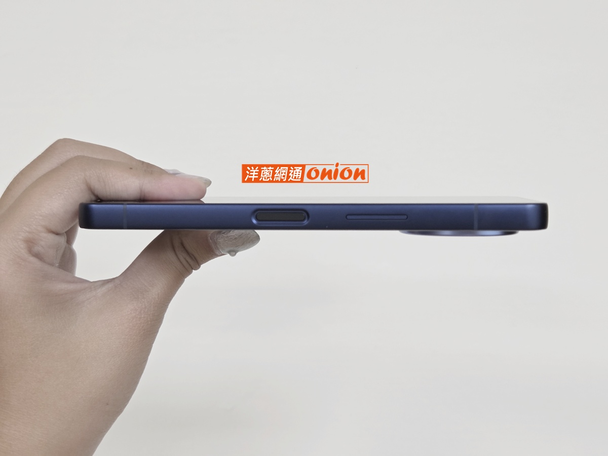 SHARP AQUOS R11 機身右側